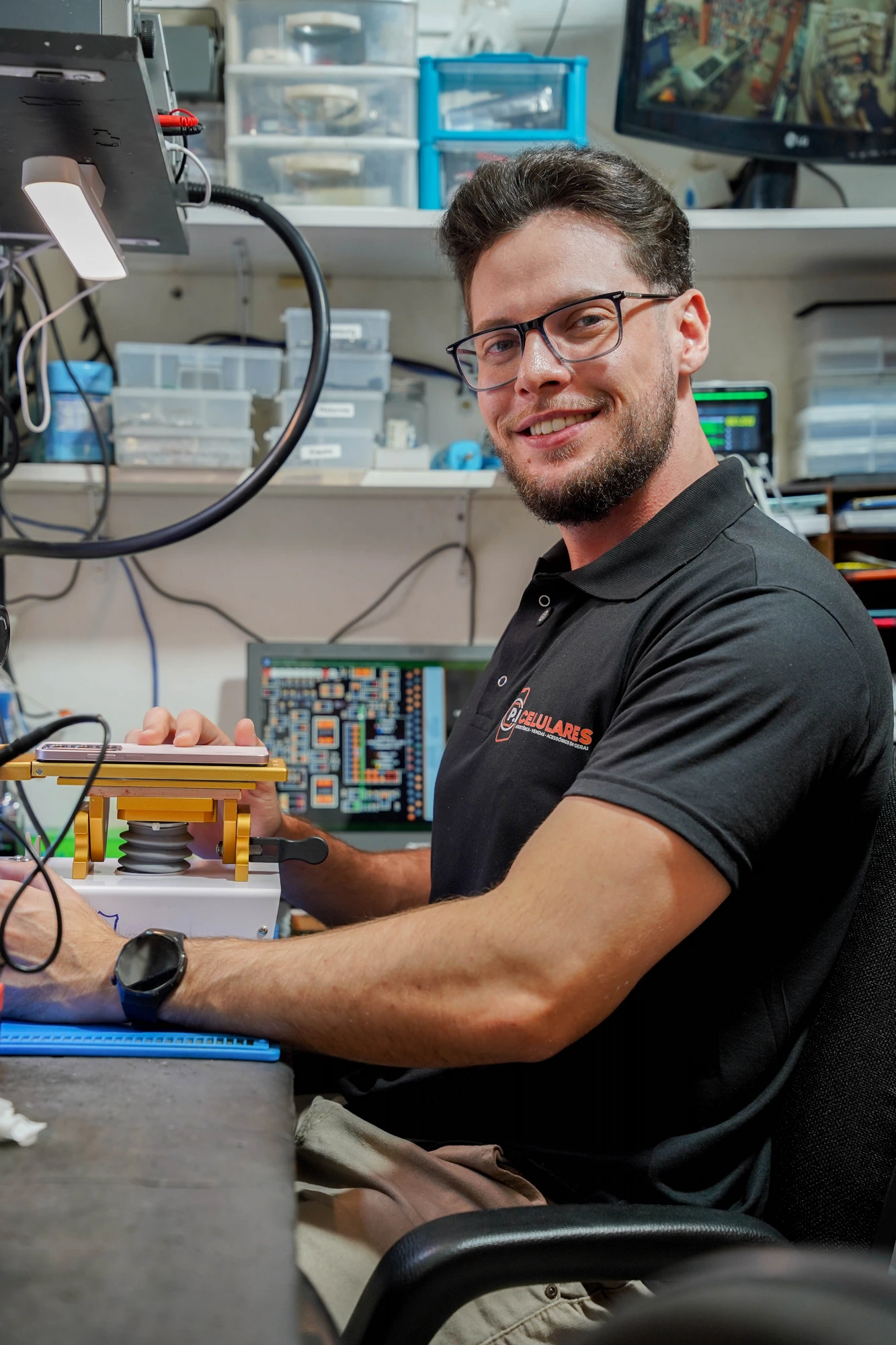 Técnico da PI Celulares trabalhando na bancada de reparos em Jundiaí