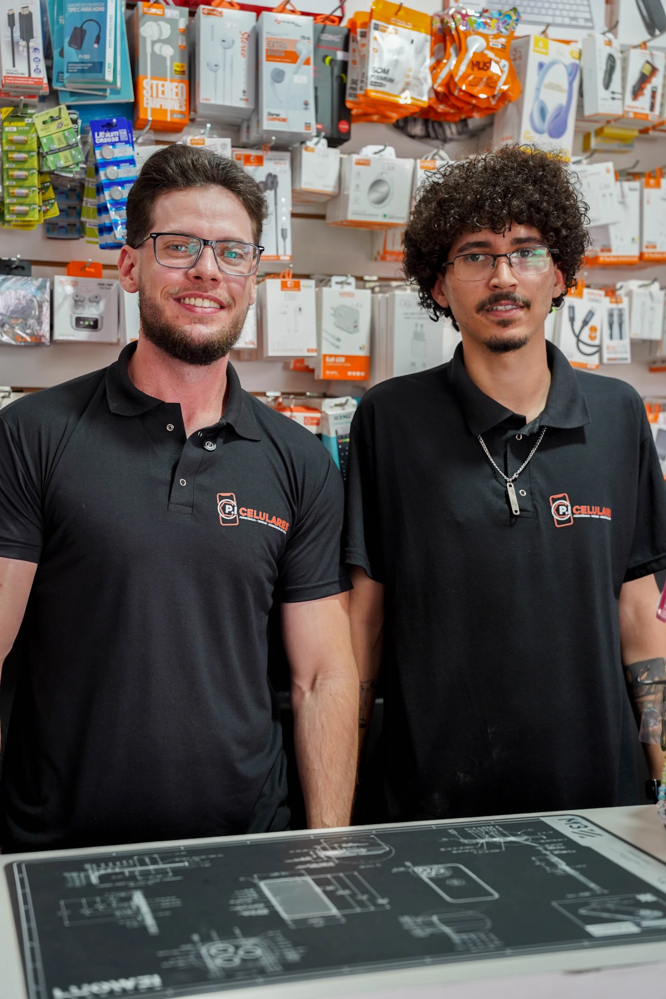 Proprietário e colaborador da PI Celulares na loja em Jundiaí