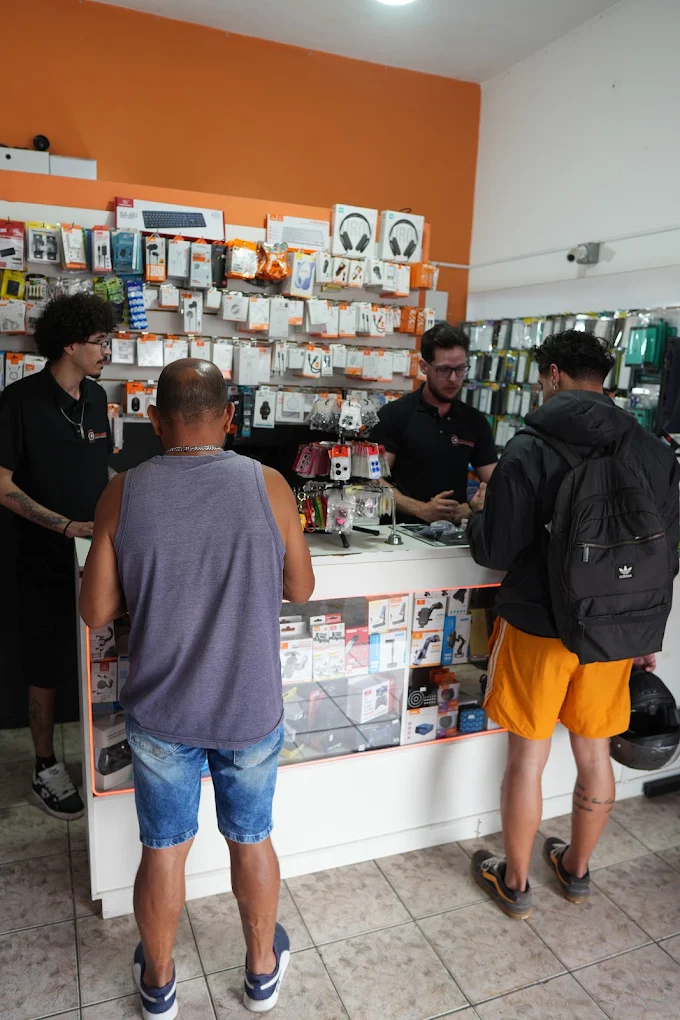 Bastidores da assistência — loja real da PI Celulares em Jundiaí